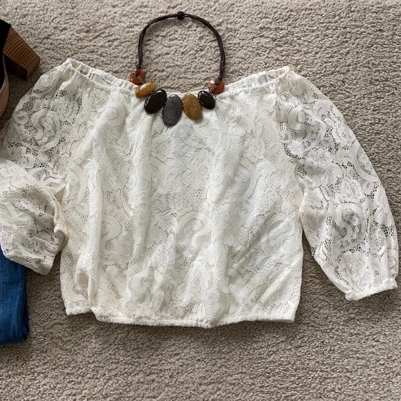 Cupcakes and Cashmere Karla Lace Blouse - Picture 4 of 8